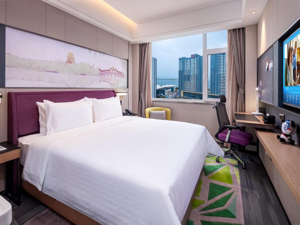 TV a/nebo společenská místnost v ubytování Hampton by Hilton Qinhuangdao Jinmeng Bay