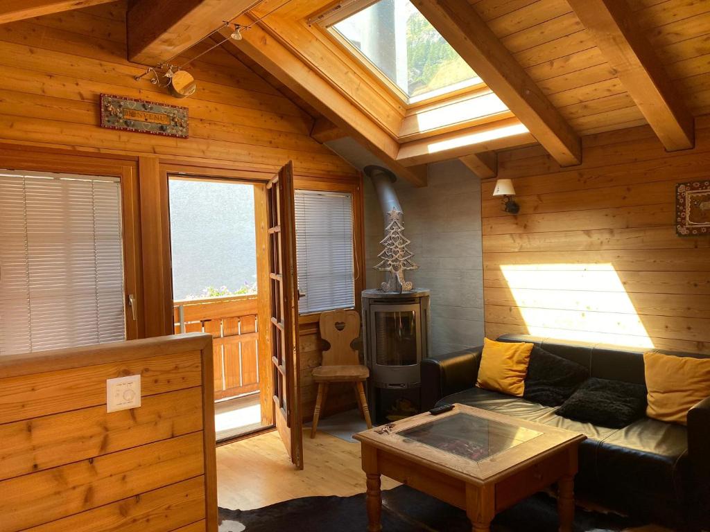 - soggiorno con divano in una cabina di Zermatterchalet a Zermatt