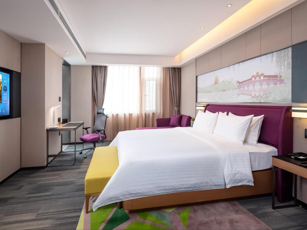 Postel nebo postele na pokoji v ubytování Hampton by Hilton Qinhuangdao Jinmeng Bay