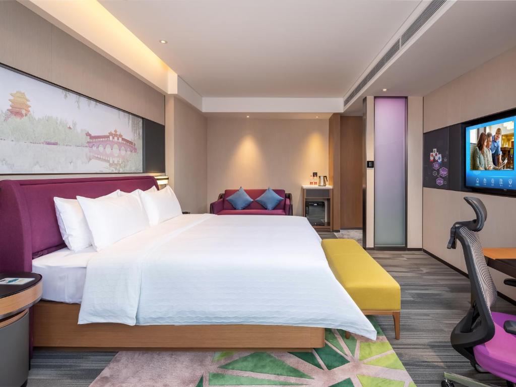 TV a/nebo společenská místnost v ubytování Hampton by Hilton Qinhuangdao Jinmeng Bay