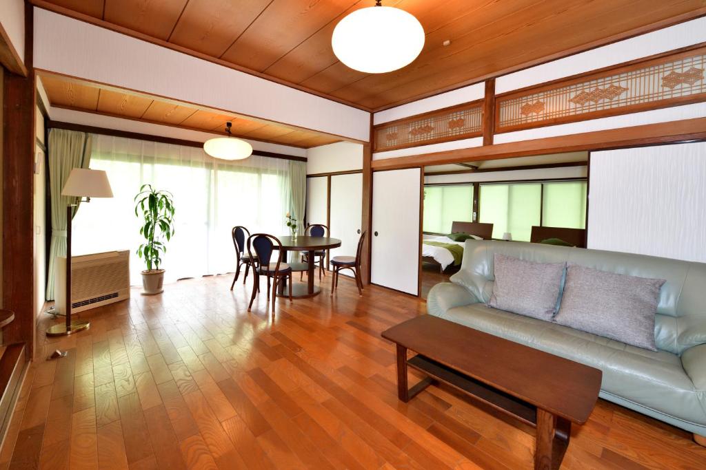 sala de estar con sofá y mesa en 山葵-WASABI en Kamakura