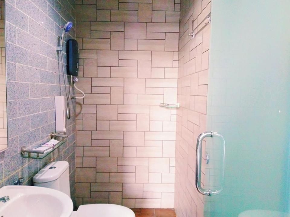 Koupelna v ubytování D'Metro Hotel