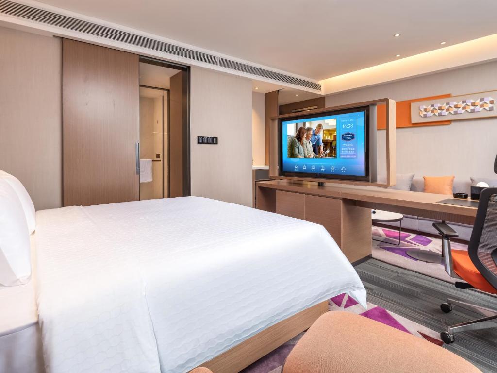TV a/nebo společenská místnost v ubytování Hampton by Hilton Qinhuangdao Jinmeng Bay