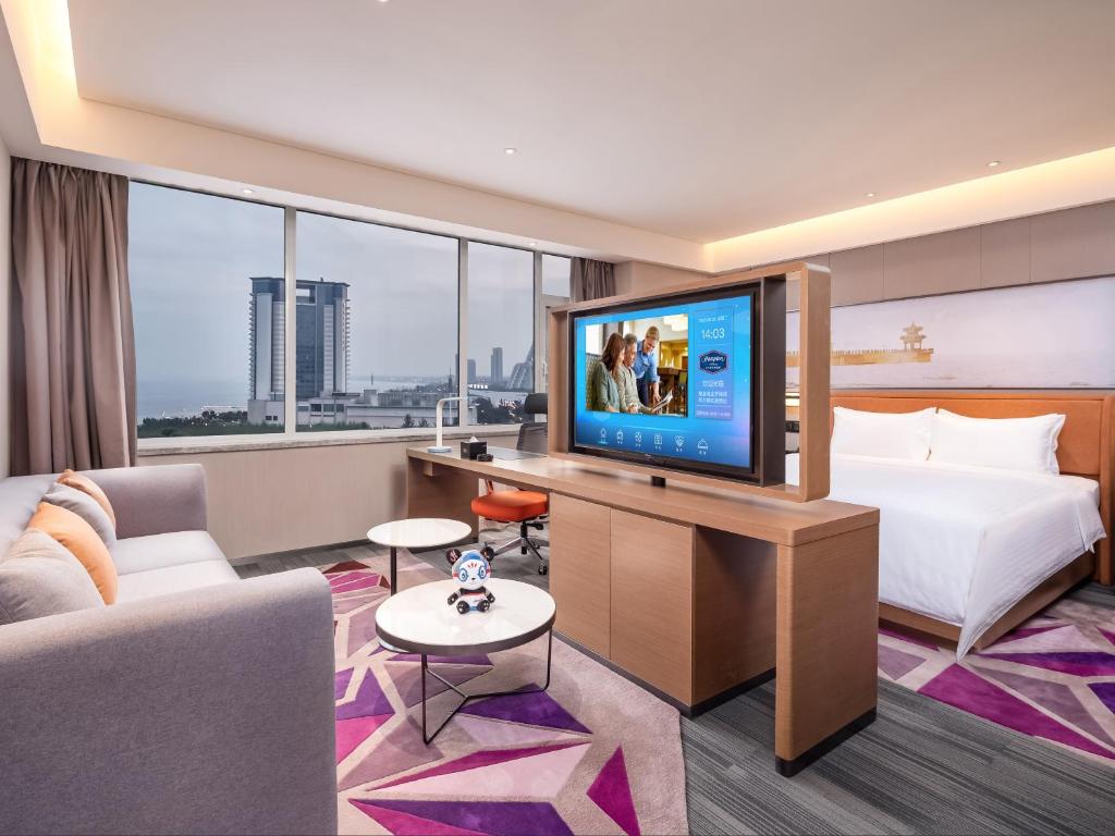 TV a/nebo společenská místnost v ubytování Hampton by Hilton Qinhuangdao Jinmeng Bay