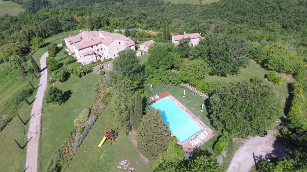 eine Luftansicht auf ein großes Grundstück mit einem Pool in der Unterkunft Borgo Fastelli - House in historical Borgo in Tuscany - Quercia in Spineta