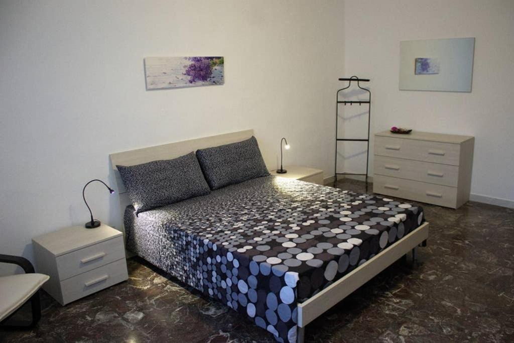 Łóżko lub łóżka w pokoju w obiekcie La Casa di Lucia - Firenze