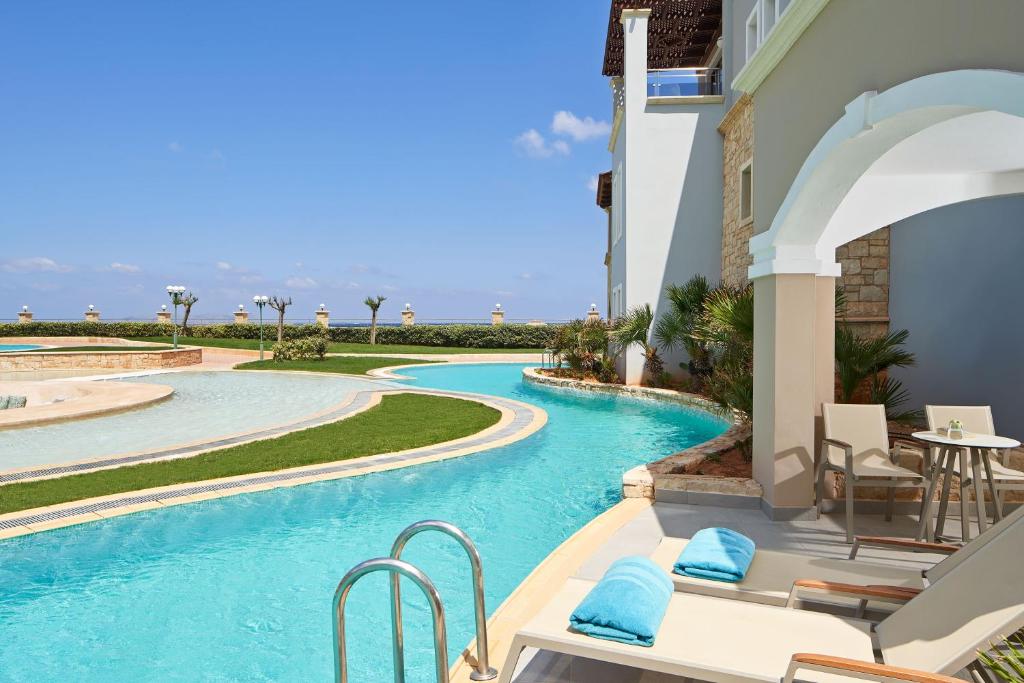 Bazén v ubytování Atlantica Caldera Palace nebo v jeho okolí
