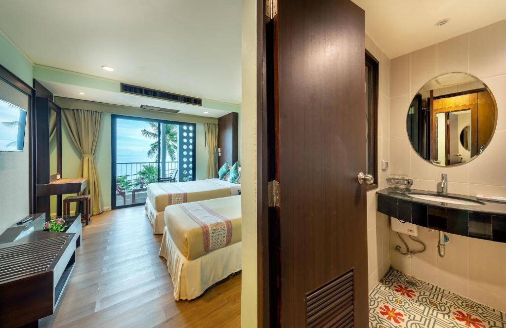 The Jomtien Twelve - Resim 3