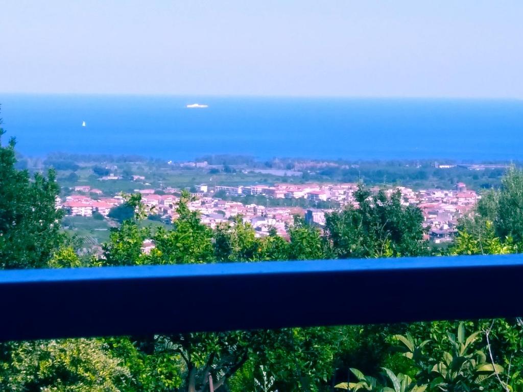 uma vista da cidade a partir do topo de uma colina em Casa EtnaparadisoTaormina- PiedimonteEtneo em Piedimonte Etneo