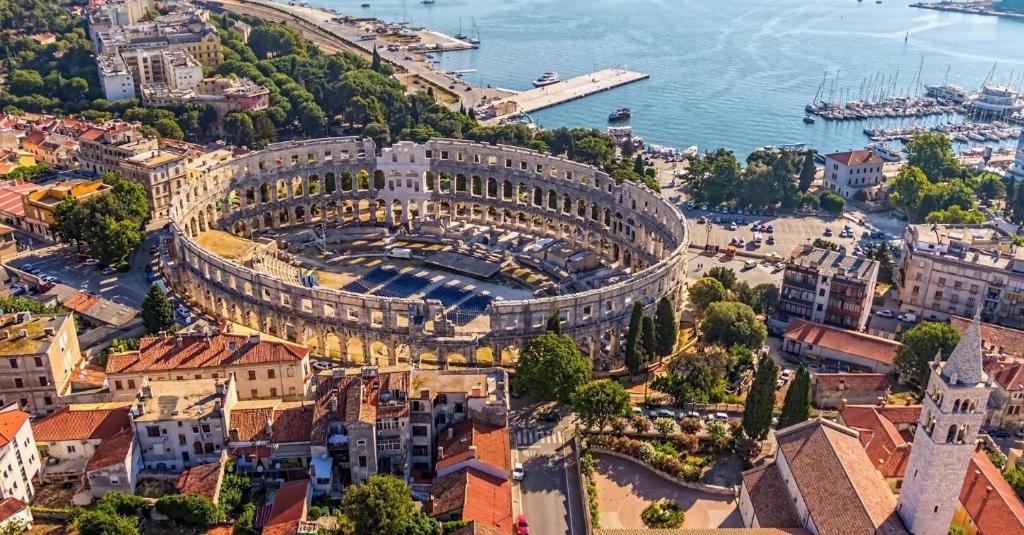 Nespecifikovaný výhled na destinaci Pula nebo výhled na město při pohledu z apartmánu