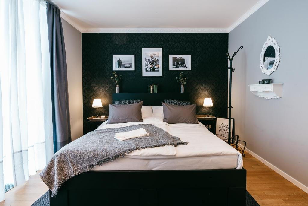 ein Schlafzimmer mit einem großen Bett und einer grünen Wand in der Unterkunft Luxury Downtown Appartement mit Garage in Graz
