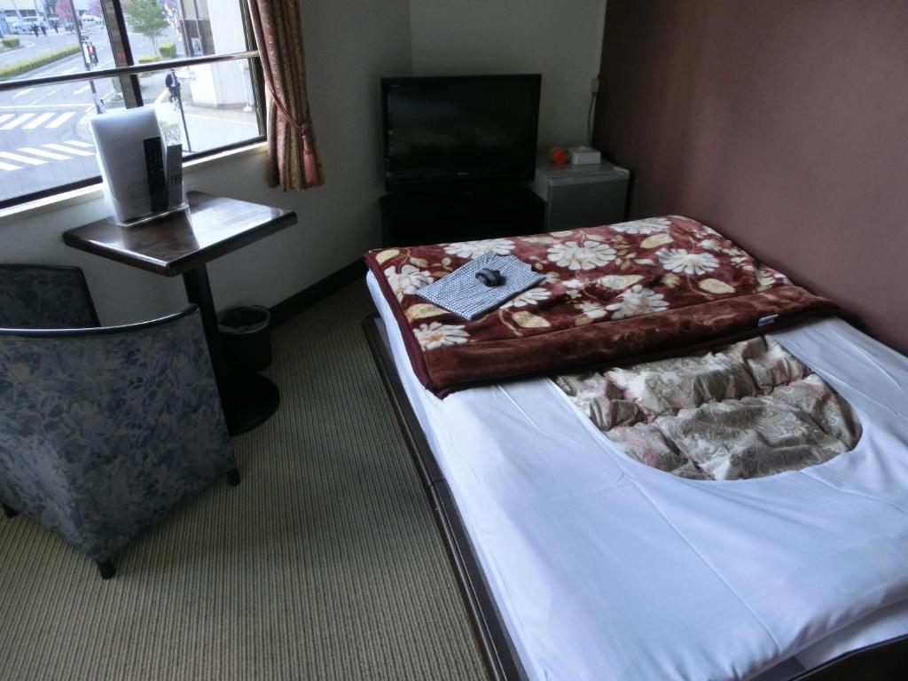 Postel nebo postele na pokoji v ubytování Biz Hotel Shiojiri Ekimae