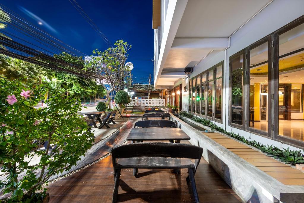 The Jomtien Twelve - Resim 6