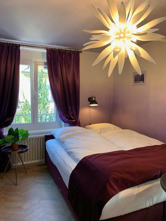 Postel nebo postele na pokoji v ubytování The Henry Self Check-In Guesthouse
