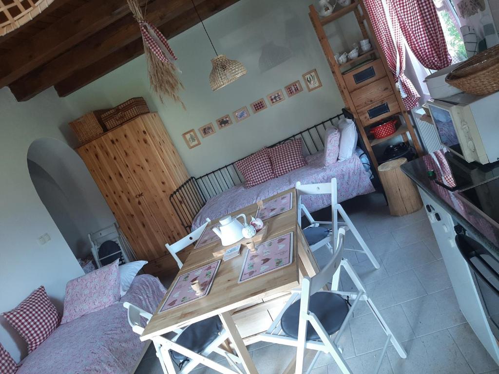una vista sul soffitto di una camera con tavolo e letto di HIŠA ANTONIJA-APARTMA IRINKA a Fokovci