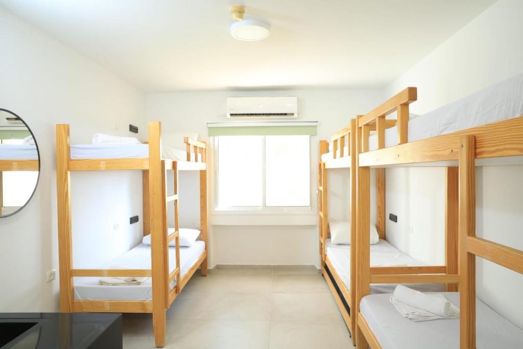 Postel nebo postele na pokoji v ubytování SPNI Eilat Field School