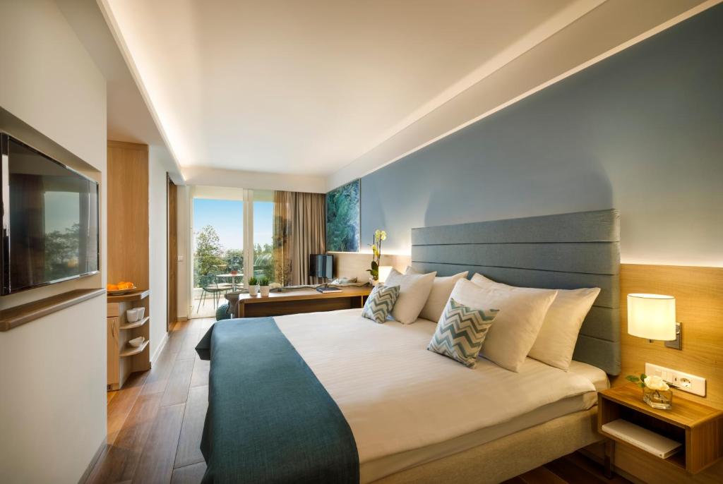 Postel nebo postele na pokoji v ubytování Girandella Resort, Valamar Collection