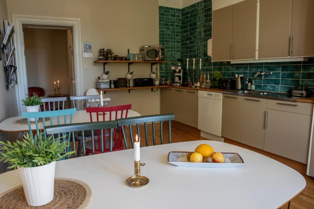 eine Küche mit einem Tisch und einer Obstschale darauf in der Unterkunft Hotell Station in Skinnskatteberg