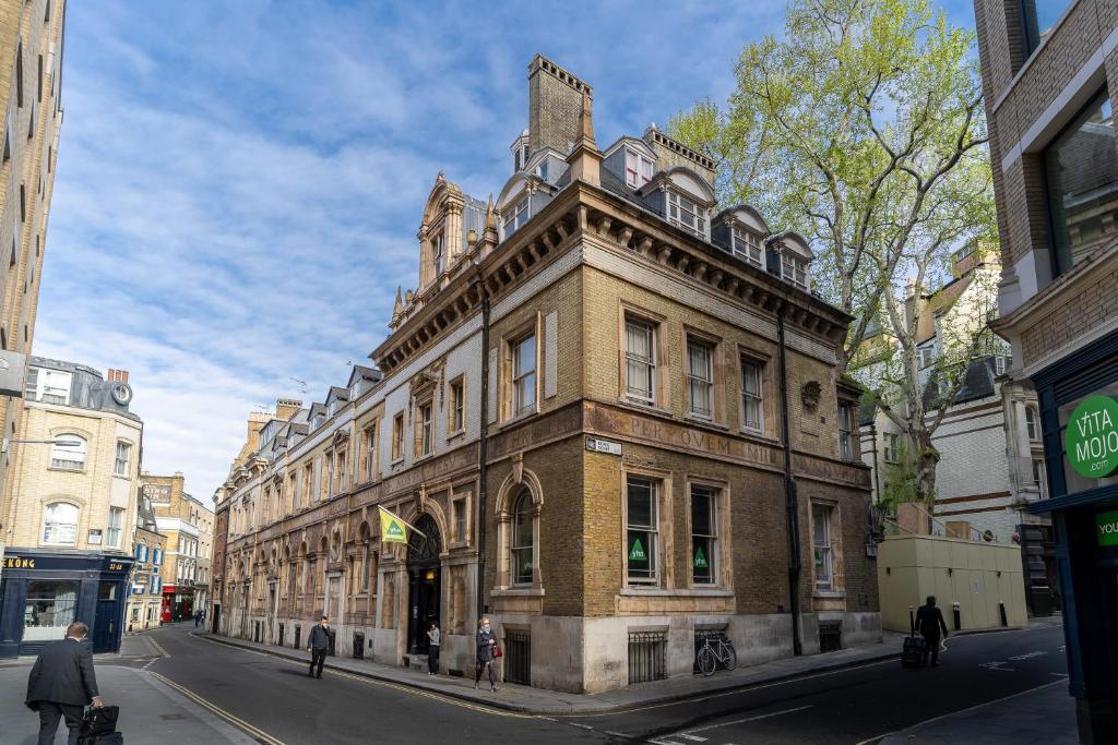 um grande edifício de tijolos numa rua da cidade em YHA London St Paul's em Londres