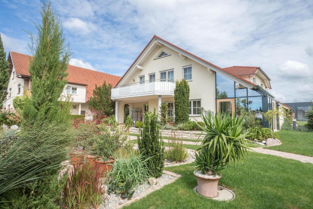 una casa con un patio con plantas en Ferienwohnung Welte, en Meckenbeuren