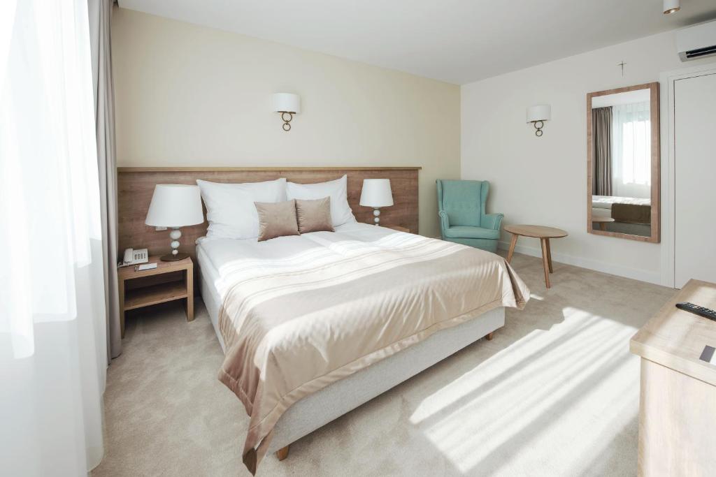 Кровать или кровати в номере W Sercu Krakowa Aparthotel
