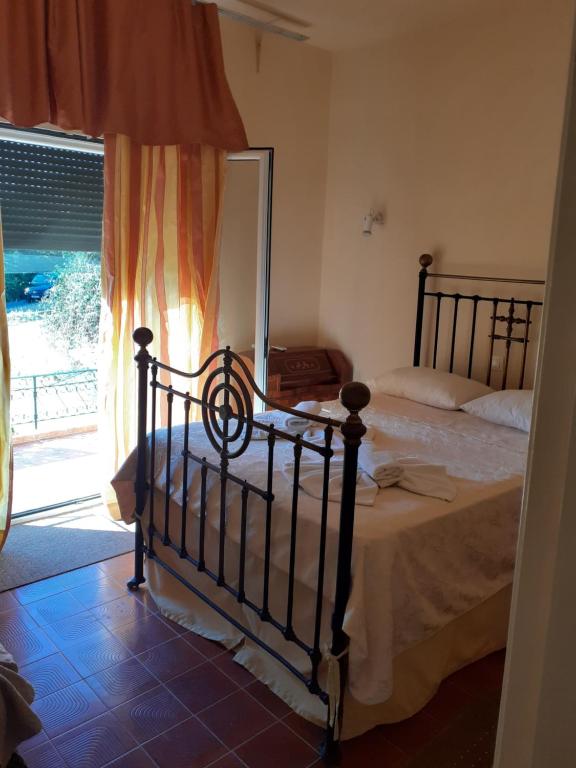 Tempat tidur dalam kamar di corfu Aegli appartment