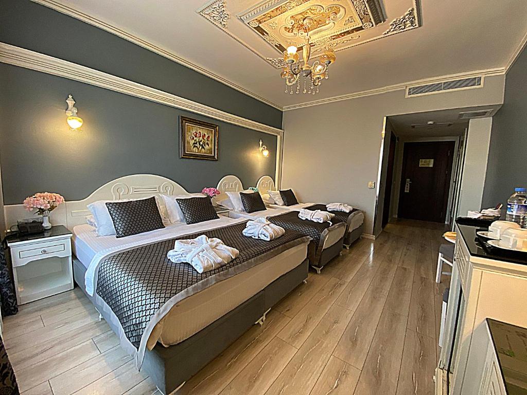 A bed or beds in a room at Gülhanepark Hotel & Spa