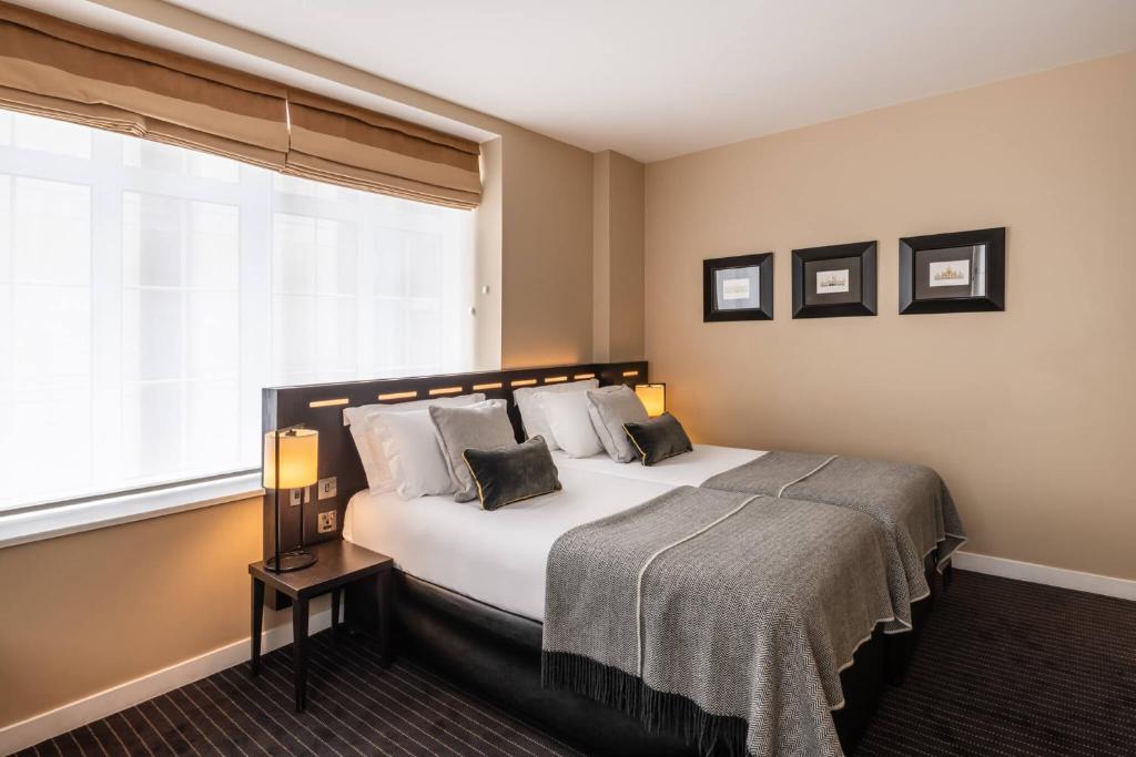 The Resident Victoria - Resim 25