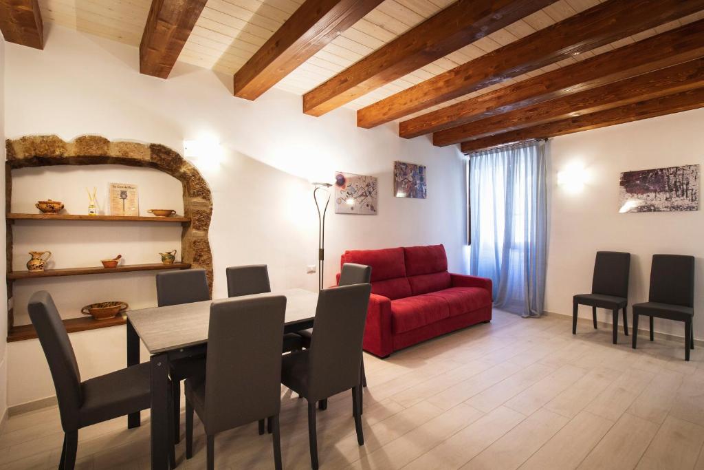 sala de estar con sofá rojo y mesa en La Cava dei Sogni en Orvieto