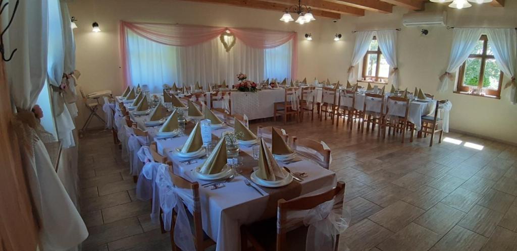Restaurace v ubytování Tóth Vendégház és Apartmanház Újfehértó