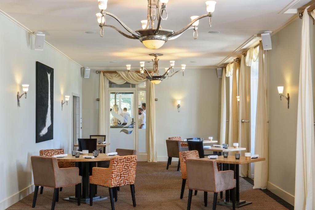 Restaurace v ubytování Hôtel Résidence Parc des Eaux Vives