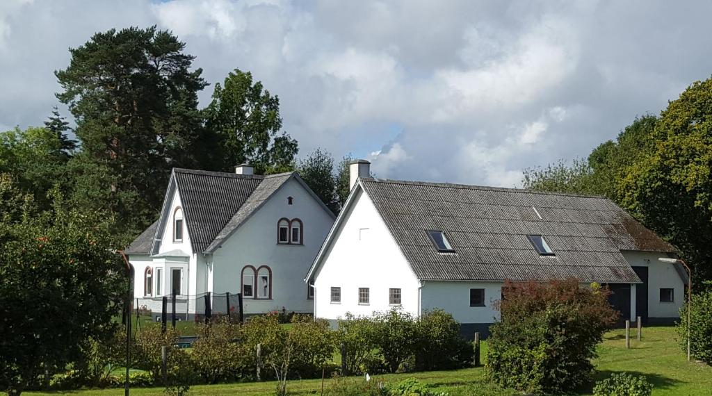 een wit huis met een grijs dak bij Elleholm in Odense