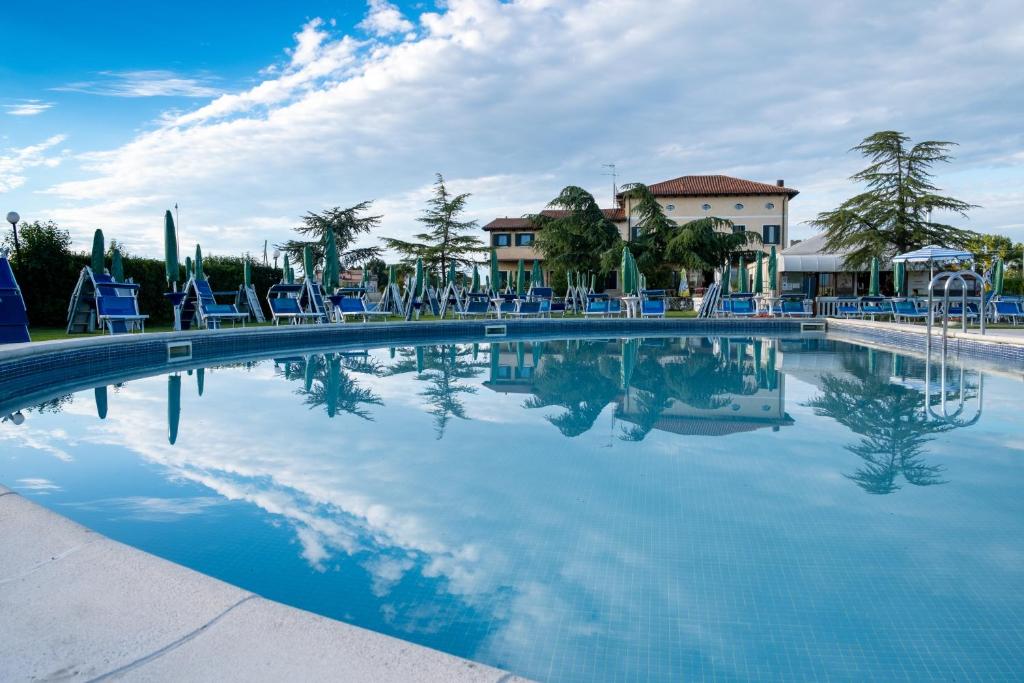 The swimming pool at or close to Hotel Villa Sara