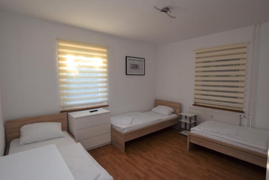 a small room with two beds and a window at Apartment Nürtingen Zentrum in Nürtingen