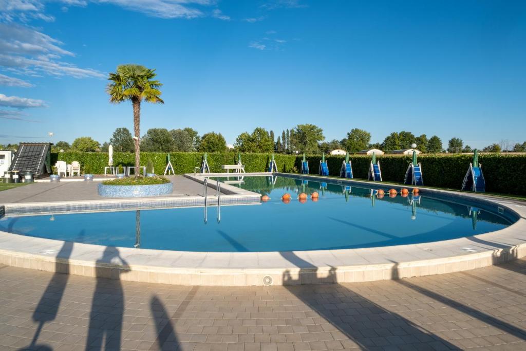 The swimming pool at or close to Hotel Villa Sara
