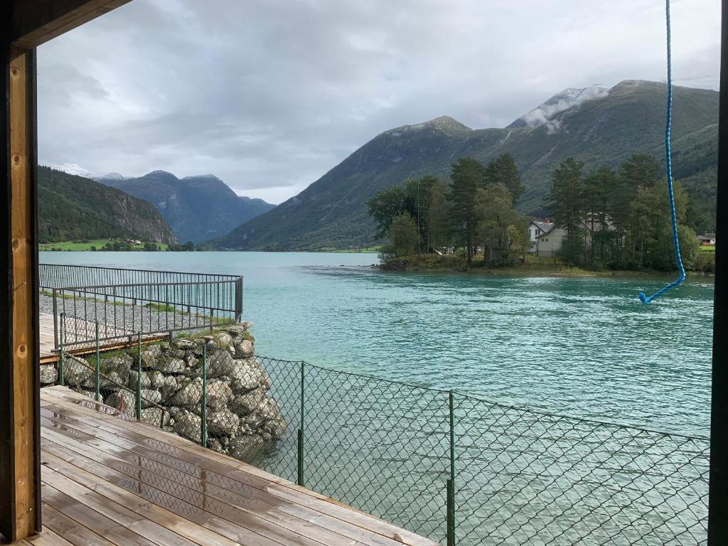 vista su un fiume con montagne sullo sfondo di Stryn Crystal Apartments B, Waterfront Apartment a Stryn