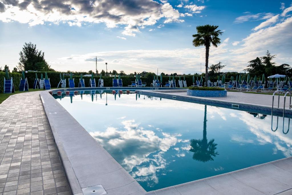 The swimming pool at or close to Hotel Villa Sara