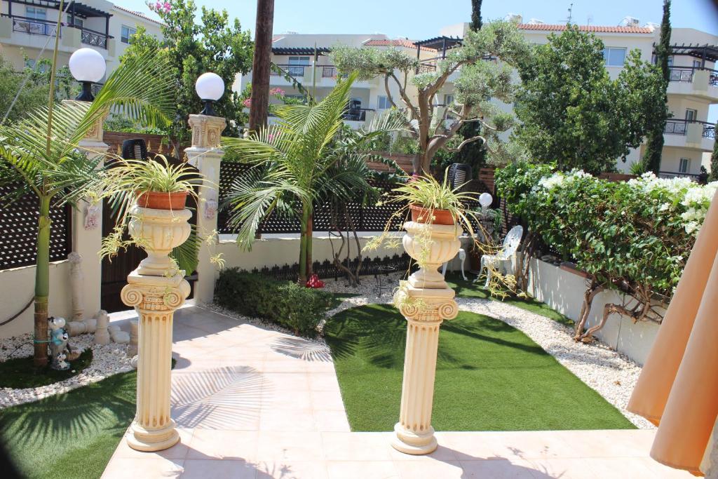 twee zuilen met planten op een binnenplaats bij Ivoton home in Paphos City