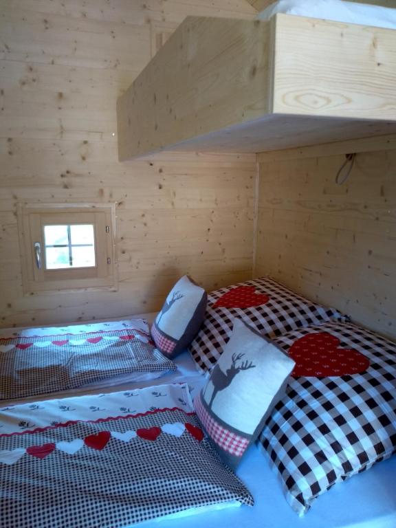 Habitación con 2 camas en una cabaña de madera en Kempfenhof, en Seelbach