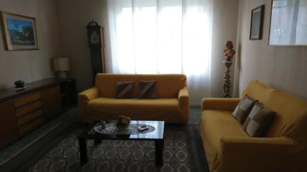 - un salon avec deux canapés et une table basse dans l'établissement Villa ROSA, à Lissone