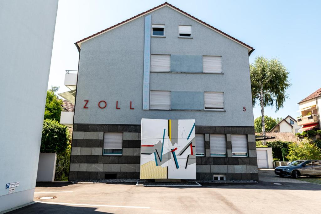 ein Gebäude mit Graffiti auf der Seite in der Unterkunft Stadthaus Seeblick G5 in Friedrichshafen