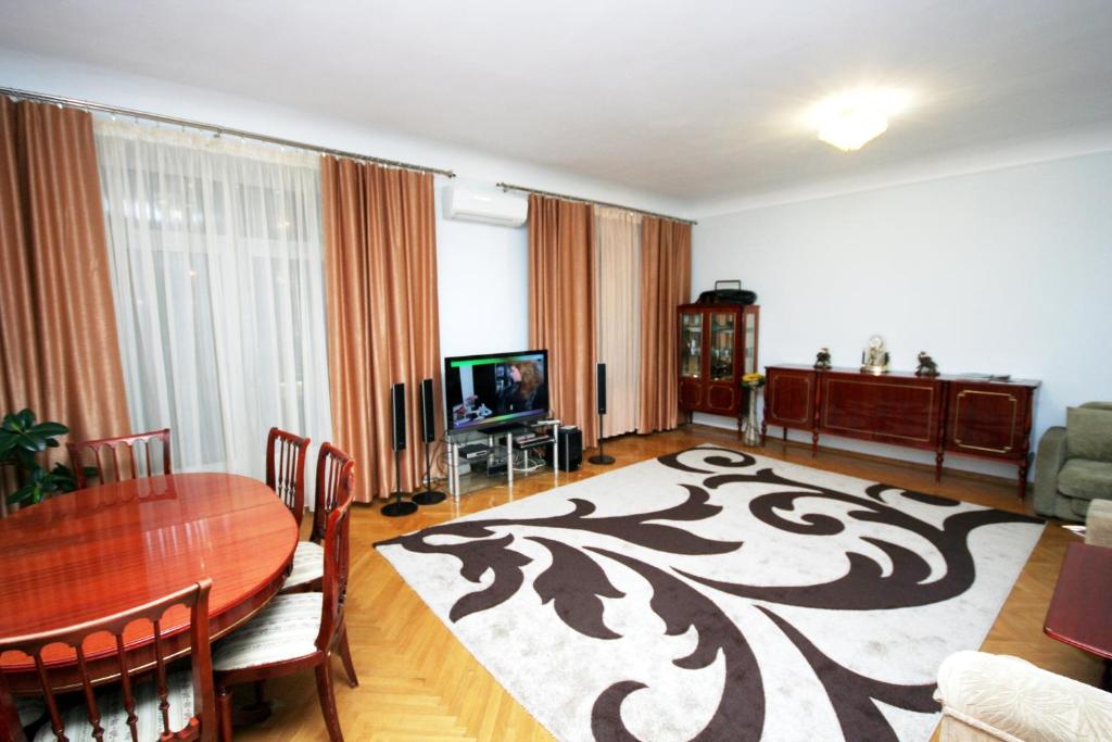 Real Home Apartments in Kiev Center - Superior Two-Bedroom Apartment With City View - Khreshchatyk Street 13