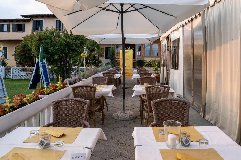A garden outside Hotel Villa Sara