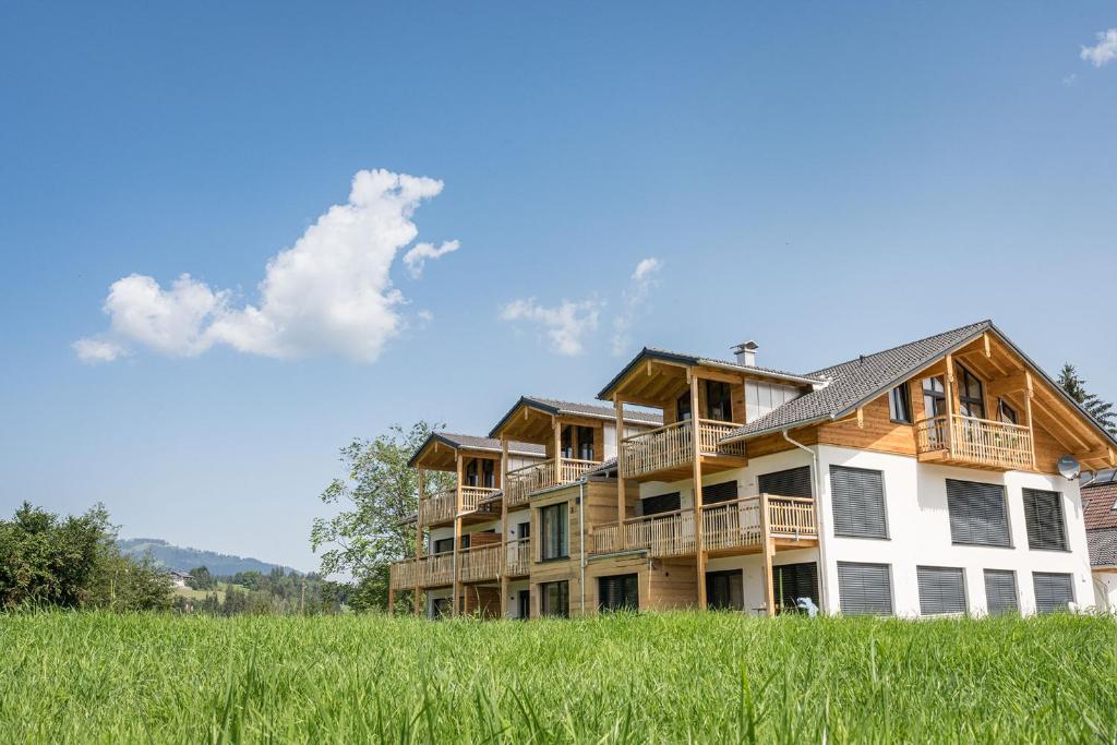 una casa grande en lo alto de un campo de hierba en Mühle11 en Sonthofen