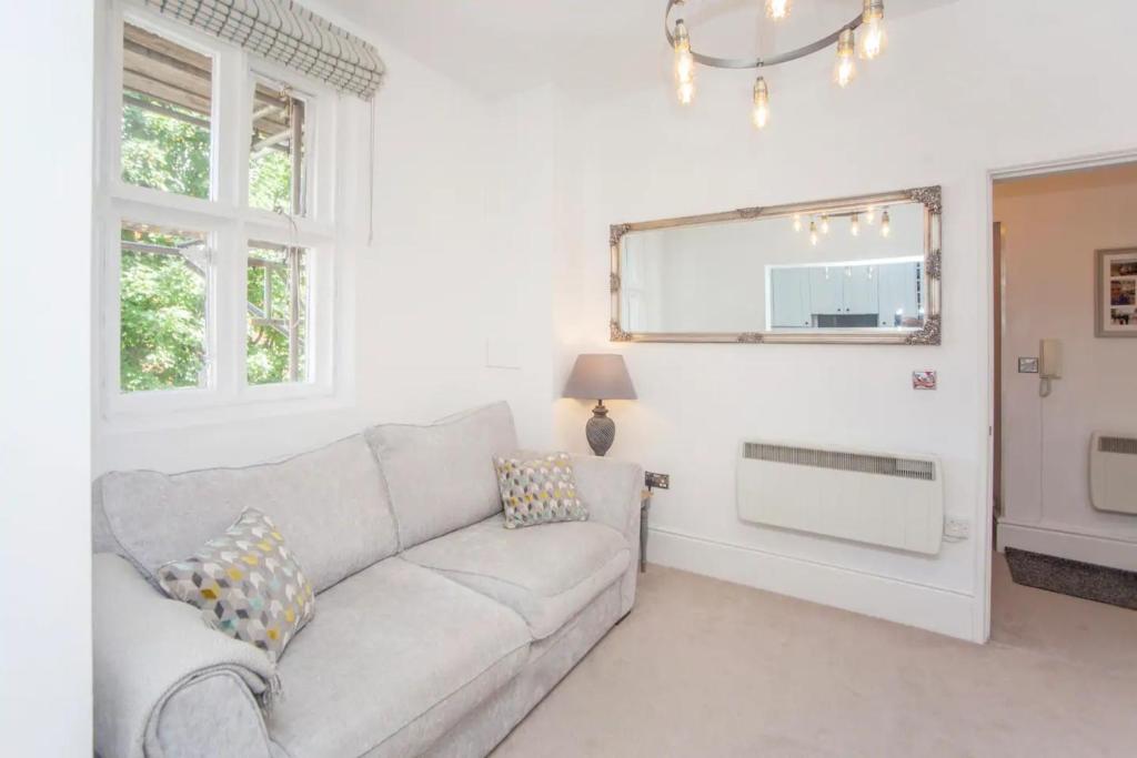 Elegant 1 Bedroom Flat With Period Features in Bristol