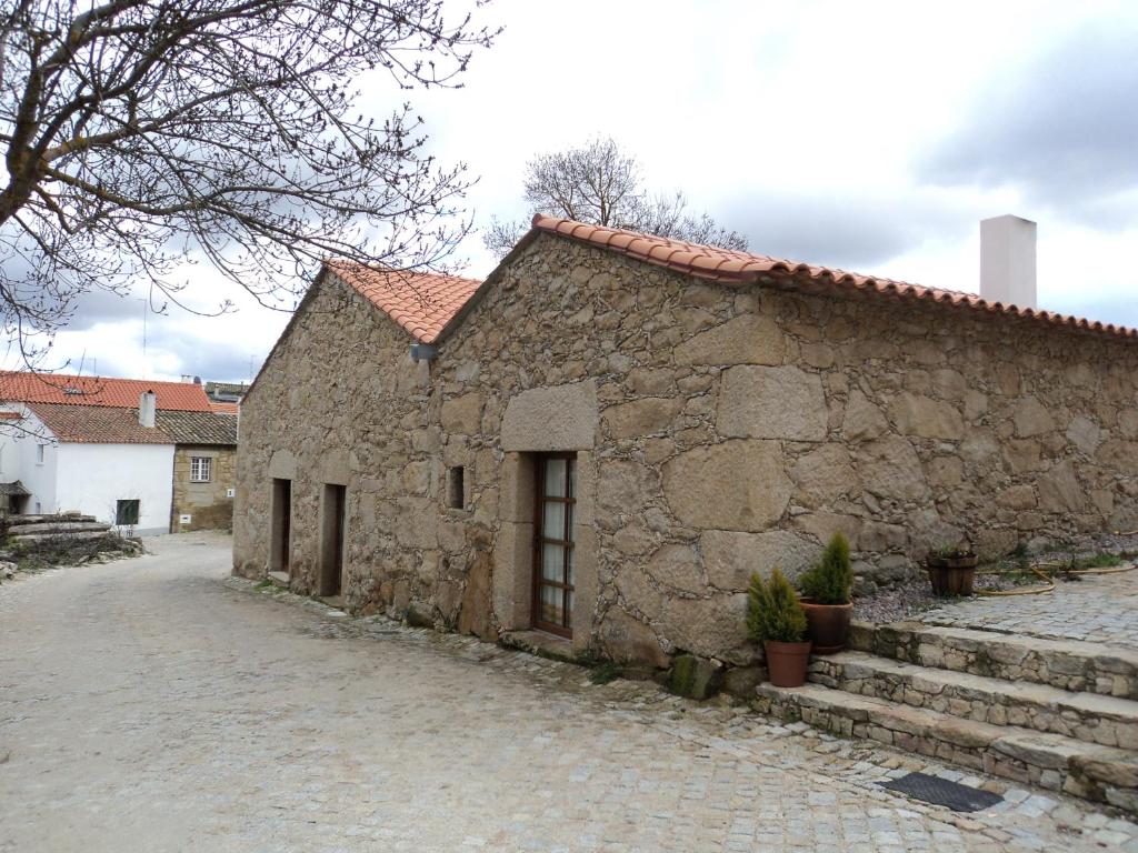 un antiguo edificio de piedra en una calle adoquinada en Casa Villar Mayor, en Vilar Maior