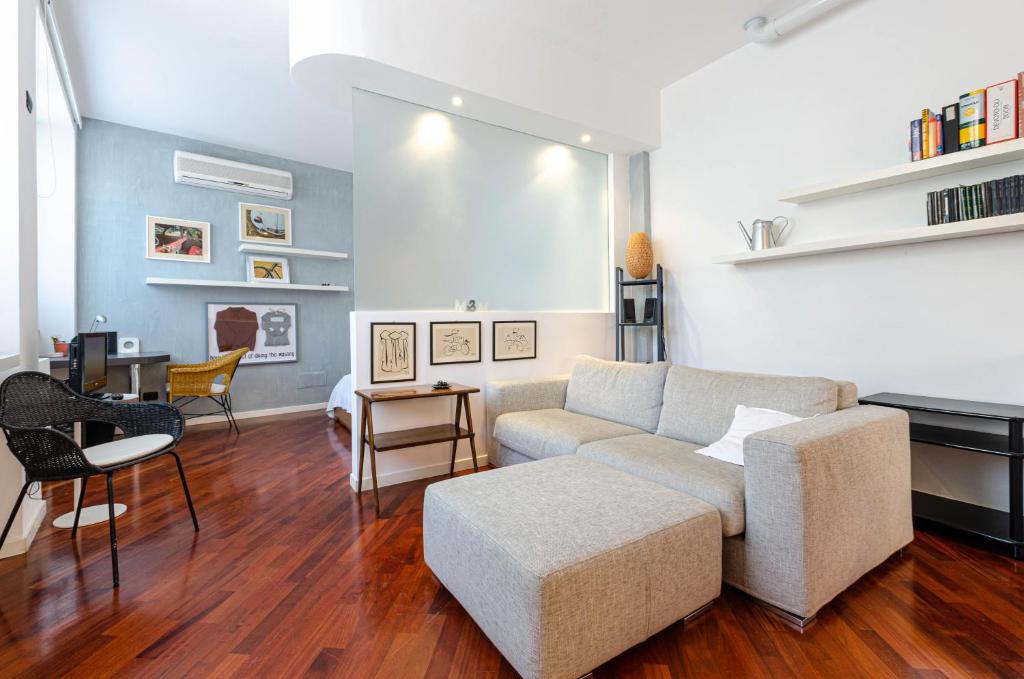 ein Wohnzimmer mit einem Sofa und einem Tisch in der Unterkunft EASY CENTRAL LOFT - MONZA in Monza