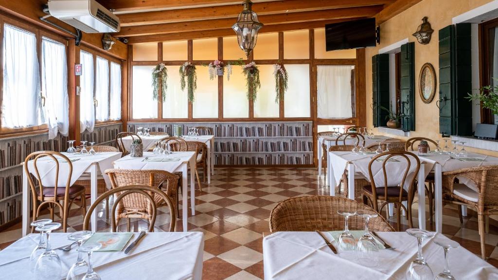 A restaurant or other place to eat at Hotel Villa Sara