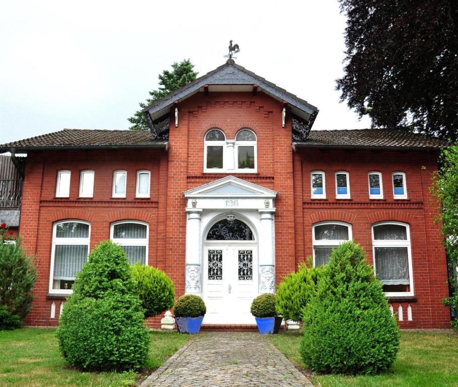 una casa de ladrillo rojo con puerta blanca en Ferienwohnungen Abraham, en Lübeck