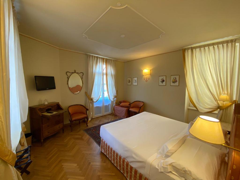 A bed or beds in a room at La Vittoria Boutique Hotel